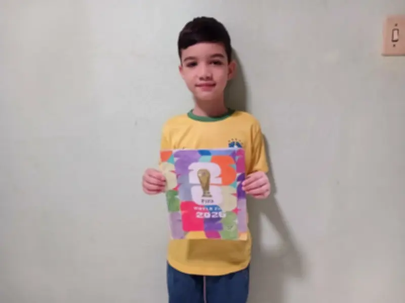 Menino na Paraíba desenha própria coleção de figurinhas da Copa