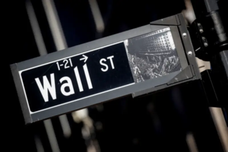 Mercados globais brilham, mas Brasil sofre com fuga de capital e Ibovespa em queda