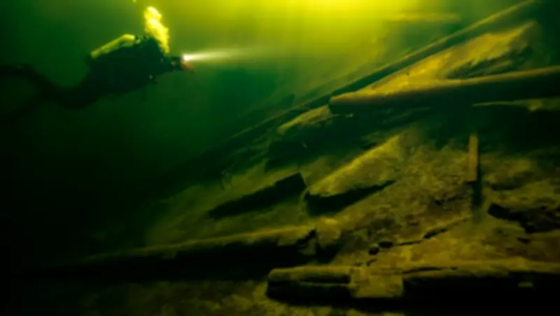 Mergulhadores registram píer submerso há 30 anos na Sibéria
