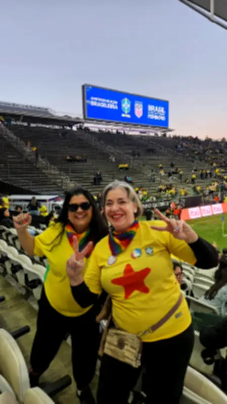 Mães unem causas em jogo da seleção feminina na Parada LGBTQIA+