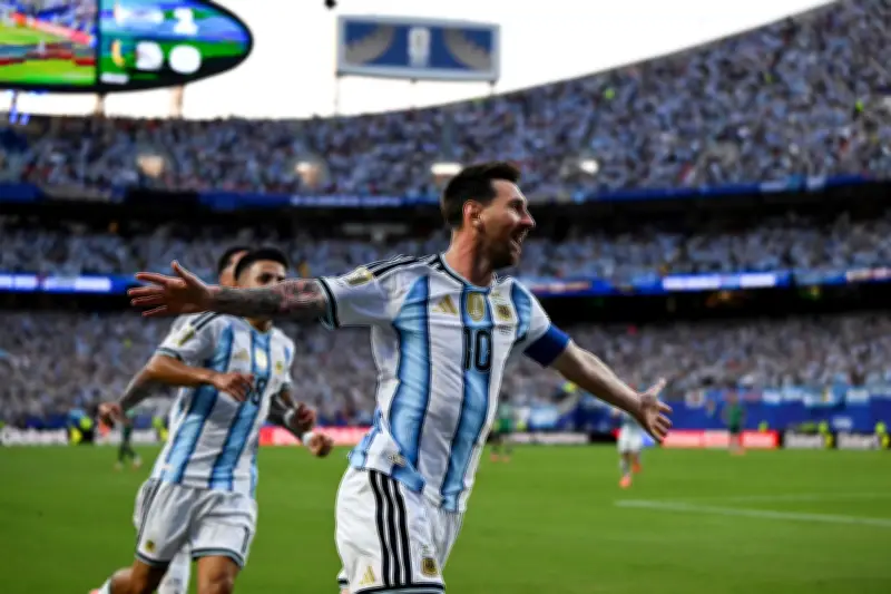 Messi faz primeiro hat-trick em Copas na vitória contra Argélia