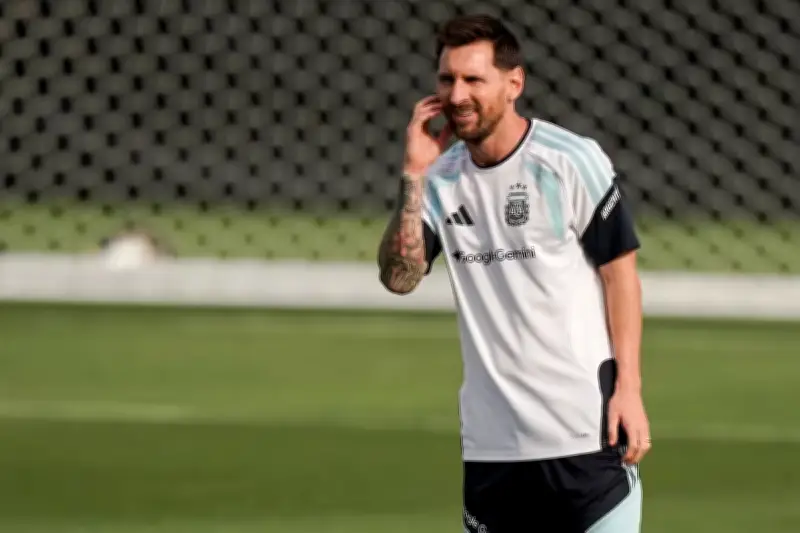 Messi treina com Argentina após família confirmar internação do pai
