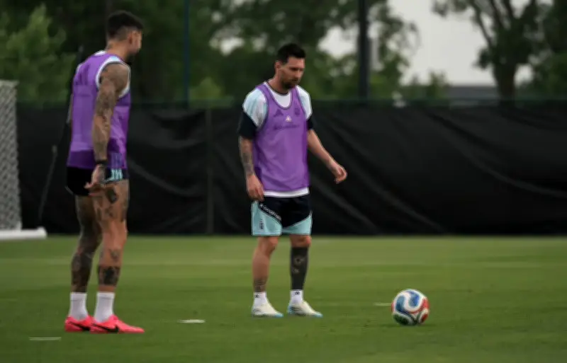 Messi treina com bola e se aproxima de retorno na Copa do Mundo 2026