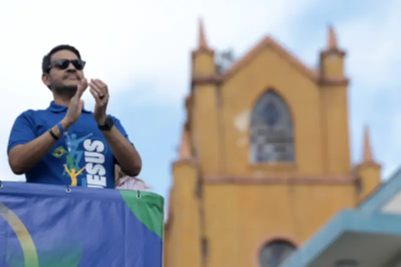 Messias rebate Flávio na Marcha para Jesus: 'Não é dia de comício'