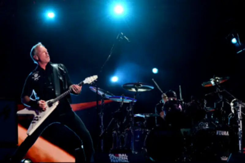 Metallica doa R$ 140 mil a banco de alimentos vazio em cidade