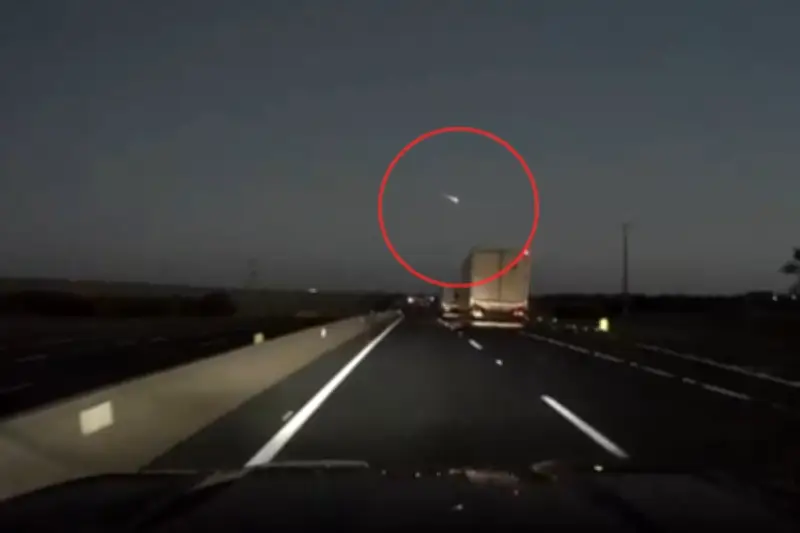 Meteoro bólido é filmado 'caindo' no céu do interior de SP