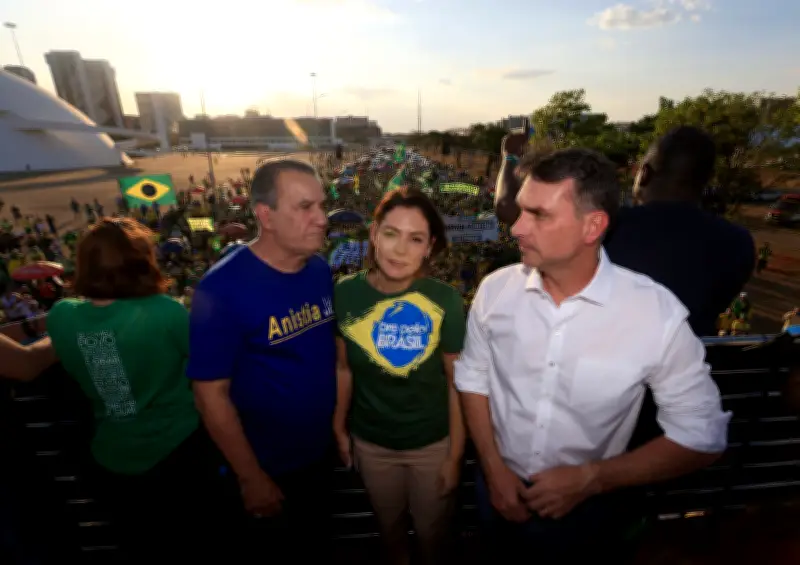 Michelle Bolsonaro relata humilhação e rompe com enteado Flávio