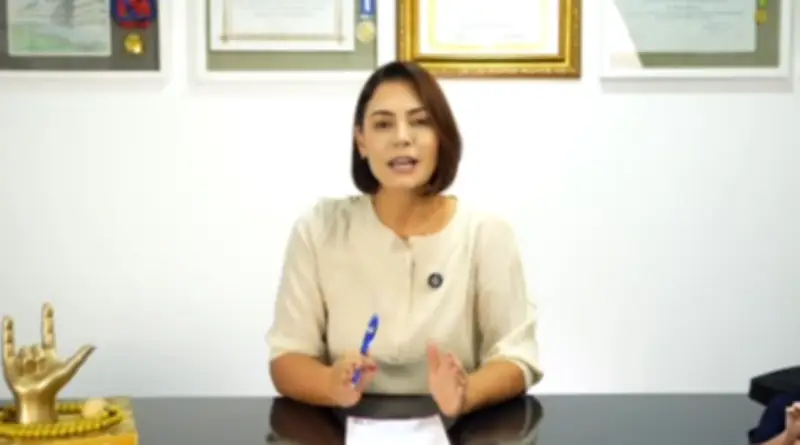 Michelle Bolsonaro usou mesma sala de gravação contra Flávio em vídeos do PL Mulher