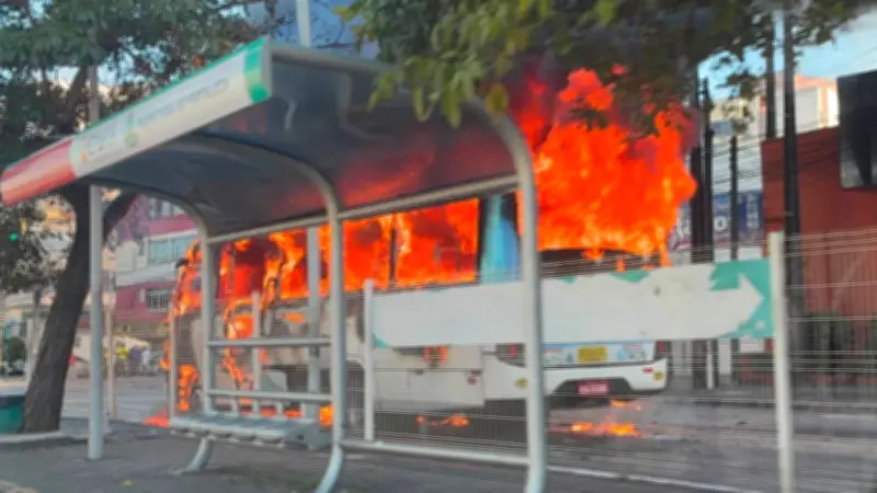 Micro-ônibus pega fogo na Av. Bezerra de Menezes em Fortaleza