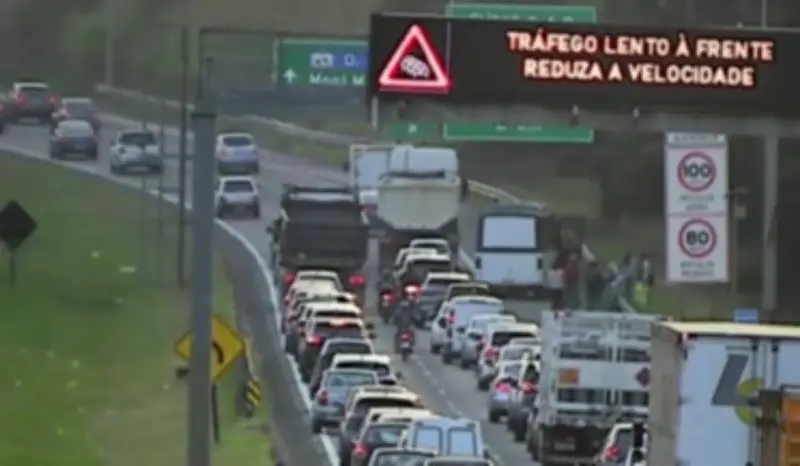 Micro-ônibus perde rodas traseiras e causa lentidão no Anel Viário em Valinhos