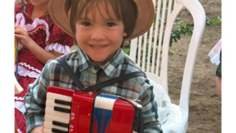 Miguelzinho, o menino do cuscuz, viraliza cantando forró