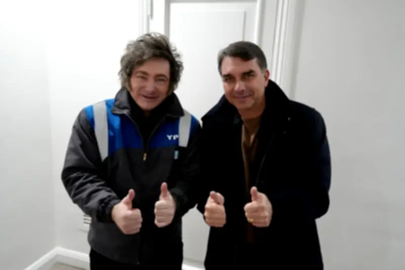 Milei posta foto com Flávio Bolsonaro e gera especulações