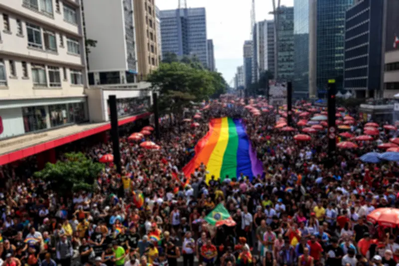 Milhares participam da Parada do Orgulho LGBT+ em São Paulo neste domingo