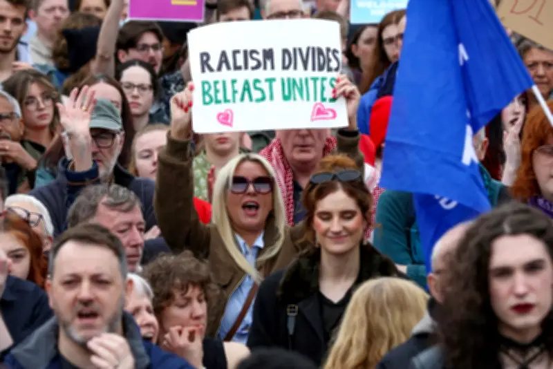 Milhares protestam contra xenofobia em Belfast após ataques