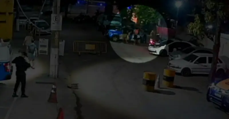 Milicianos trocam de roupa em viatura da PM em frente a delegacia no Rio