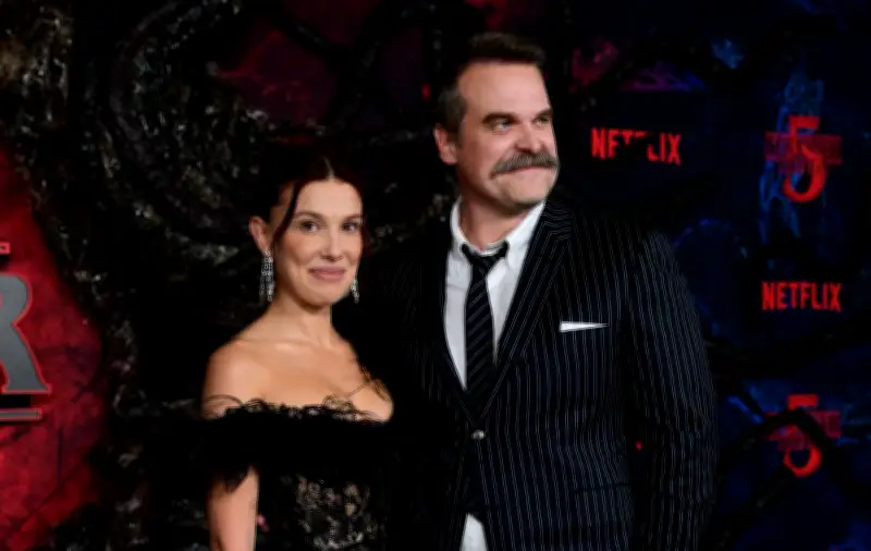 Millie Bobby Brown e David Harbour serão pai e filha em nova série
