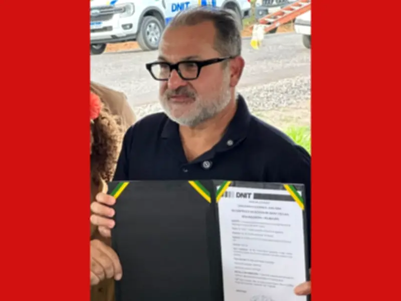 Ministro dos Transportes anuncia obras e visita ponte que desabou no Acre