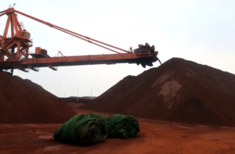 Minério de ferro cai com aumento de embarques e demanda fraca na China