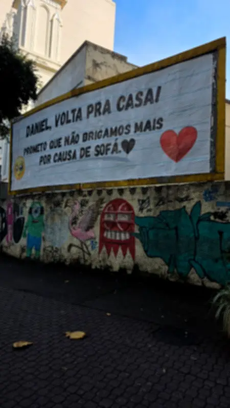 Mistério dos outdoors 'Daniel' no Rio é campanha de loja de móveis