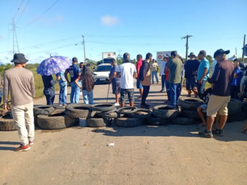 Moradores protestam bloqueando BR-364 após queda de ponte no AC