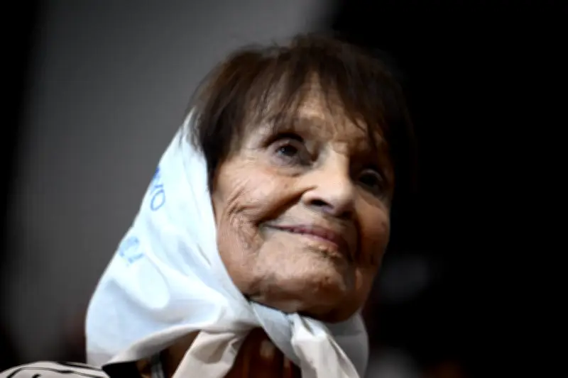 Morre Taty Almeida, líder das Mães da Praça de Maio, aos 95 anos