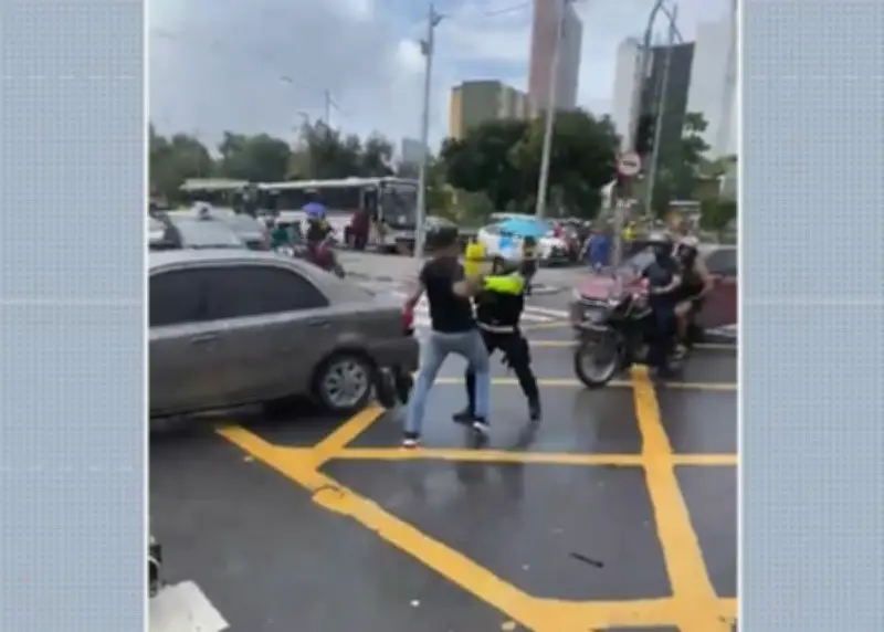 Motociclista agride agente de trânsito no Recife e é detido