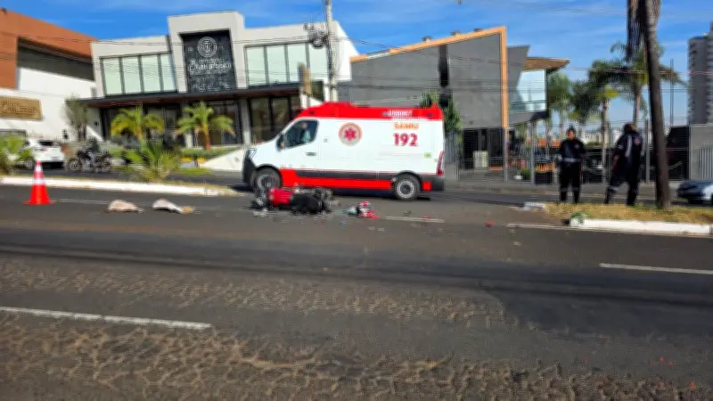 Motociclista é arremessado em acidente na Morada da Colina, em Uberlândia