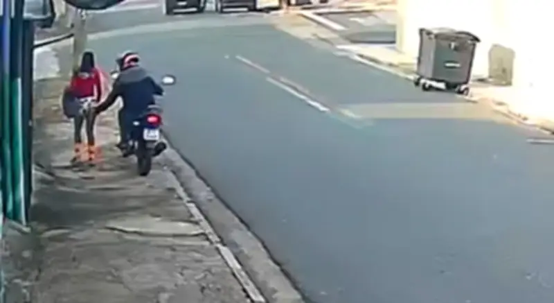 Motociclista assedia duas mulheres em Sorocaba; câmera flagra ataque