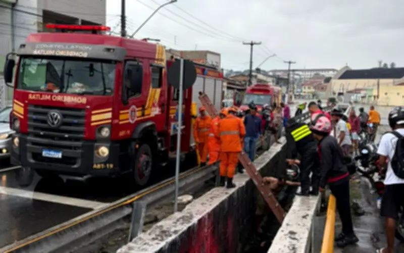 Motociclista cai em canal na Zona Norte de Aracaju; Bombeiros fazem resgate