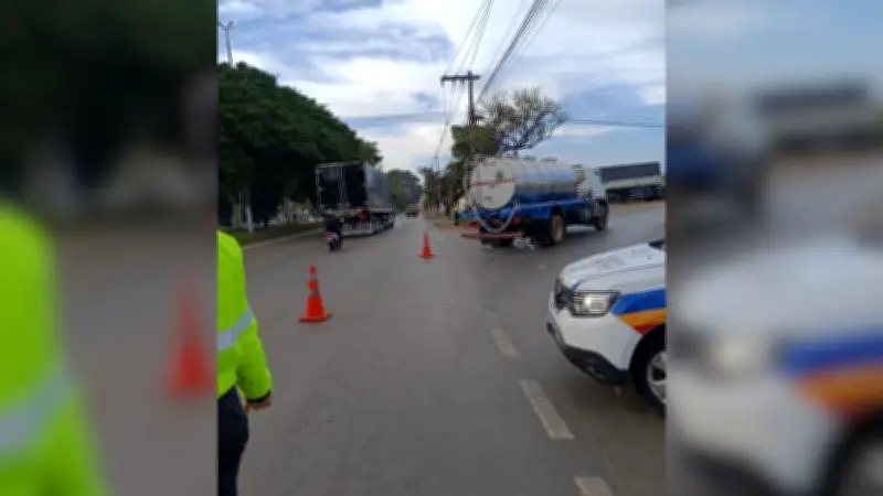 Motociclista de 19 anos fica ferido em colisão com caminhão em Patos de Minas