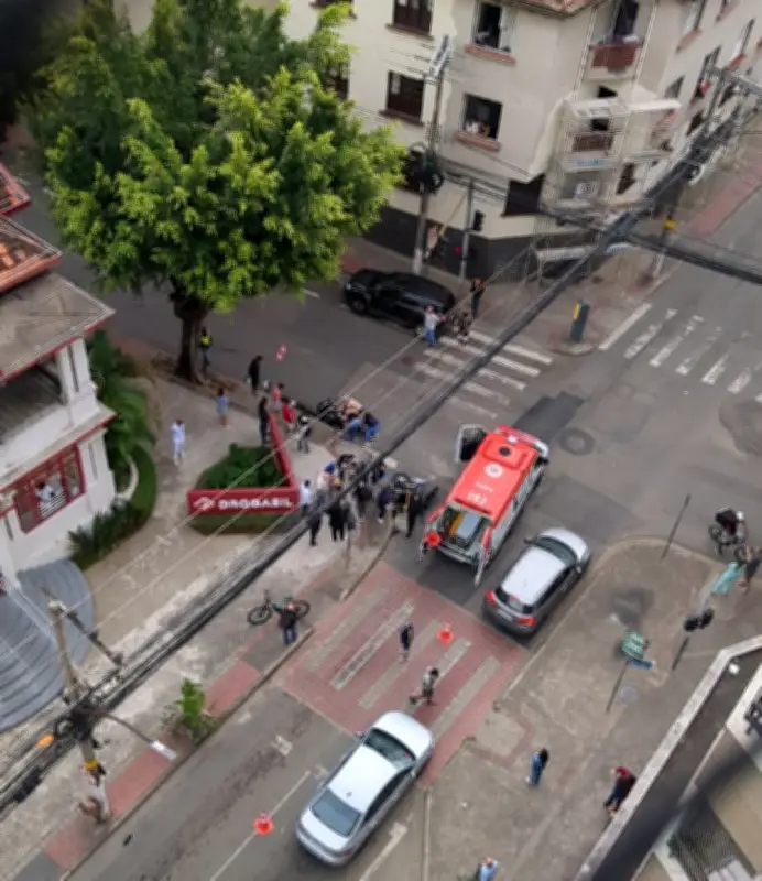 Motociclista de 25 anos morre após colisão com carro no Centro de Juiz de Fora