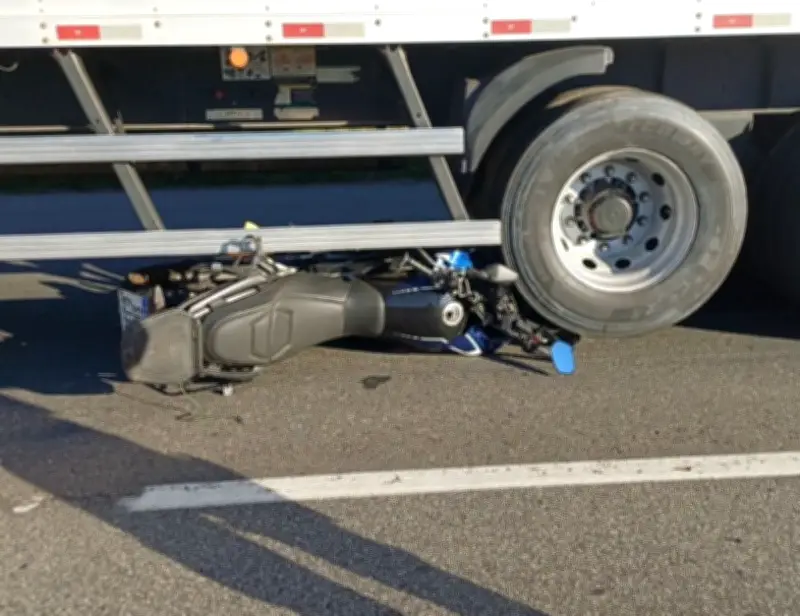 Motociclista de 63 anos fica ferido após colisão com carreta na Via Dutra em Resende