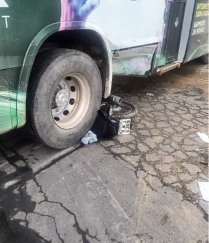 Motociclista fica gravemente ferido após colisão com ônibus na BR-356