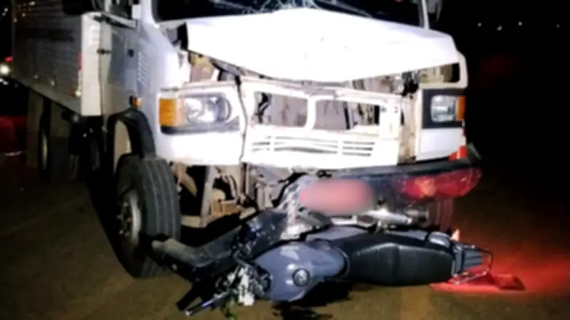 Motociclista inabilitado morre em batida frontal com caminhão em MG