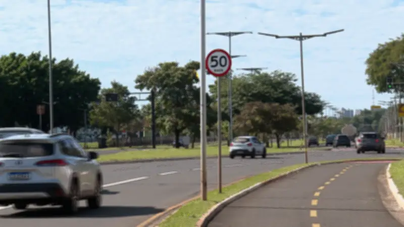 Motociclista morre ao bater contra poste em Campo Grande