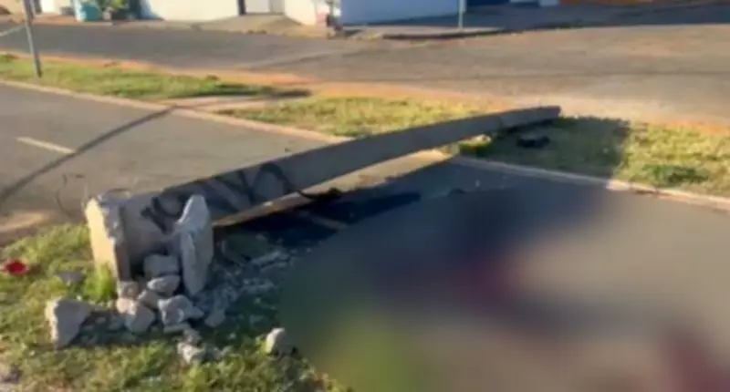 Motociclista morre após bater em poste que cai sobre ele em MT