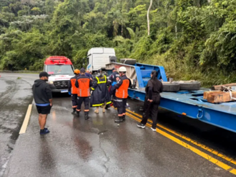 Motociclista morre e passageira fica ferida em acidente na BR-262