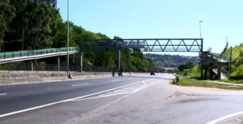 Motociclista morre em acidente com ônibus do Transcol na BR-101, em Cariacica