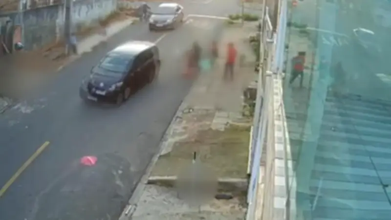 Motorista atropela crianças que empinavam pipa e foge em Curitiba