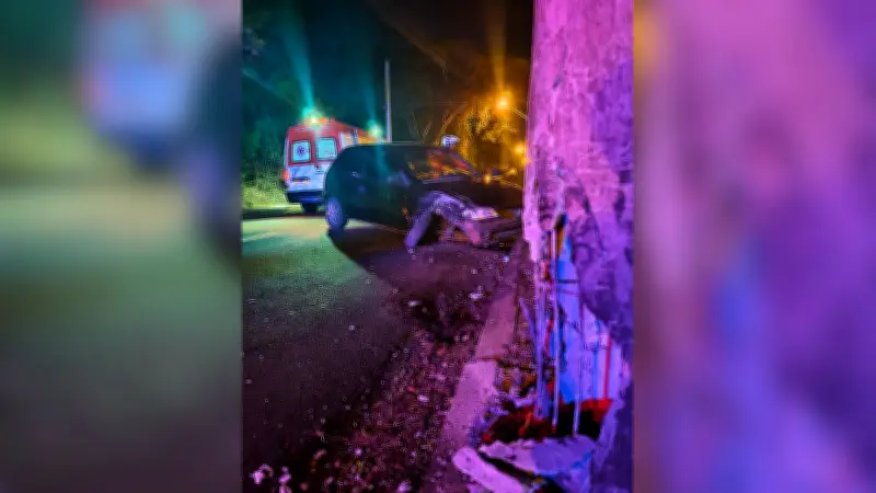Motorista bêbado bate carro contra poste em Rio Preto; passageira ferida