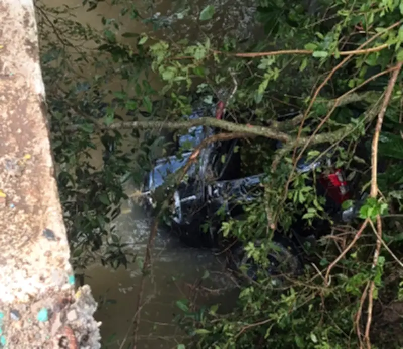 Motorista cai de ponte com caminhonete em Roraima