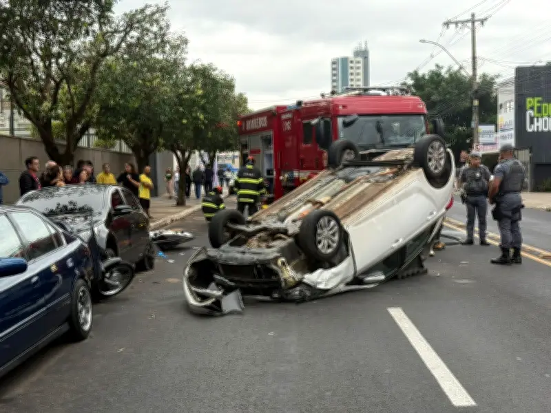 Motorista capota após bater em veículos estacionados em Bauru