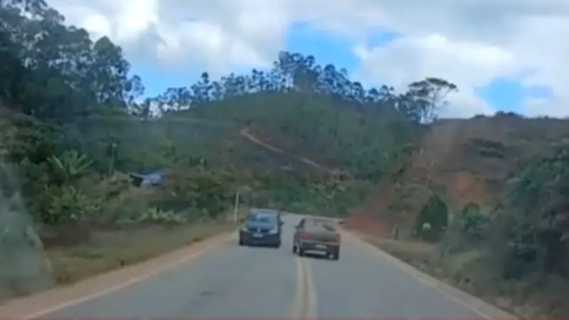 Motorista capota carro após dirigir em zigue-zague no ES