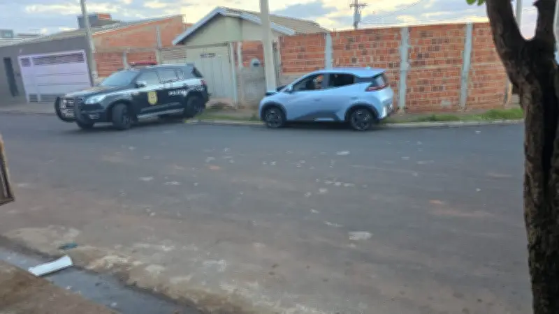 Motorista de app é morto a tiro e carro bate em poste em Rio Preto
