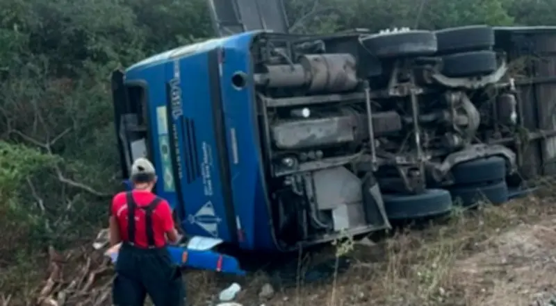 Motorista de ônibus de basquete cochilou e depois culpou pista por acidente que matou 7 no Ceará