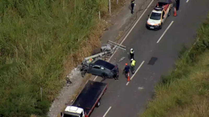 Motorista de Porsche perde controle e derruba poste no Anel Rodoviário em BH