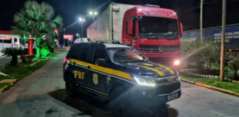 Motorista detido com caminhão clonado na Via Dutra em Itatiaia
