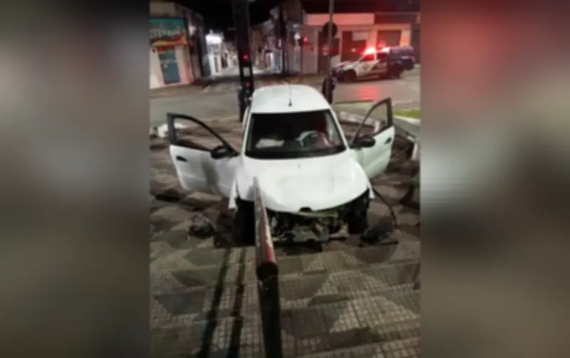 Motorista embriagado invade escadaria e fica ferido em Itapeva