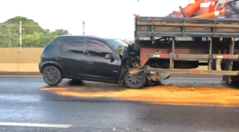 Motorista escapa ileso após carro bater em caminhão em Franca