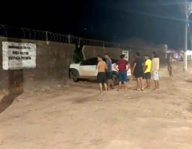 Motorista fica presa em carro após bater em muro em Santarém